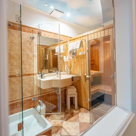 Hotel König Ludwig Design Neu Mit Sauna Oder Whirlpool, Genug Parkplatz Altötting