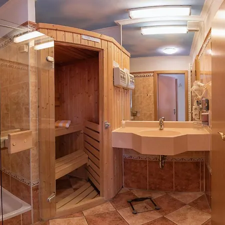 Koenig Ludwig Design Neu Mit Sauna Oder Whirlpool, Genug Parkplatz Hotel Altötting
